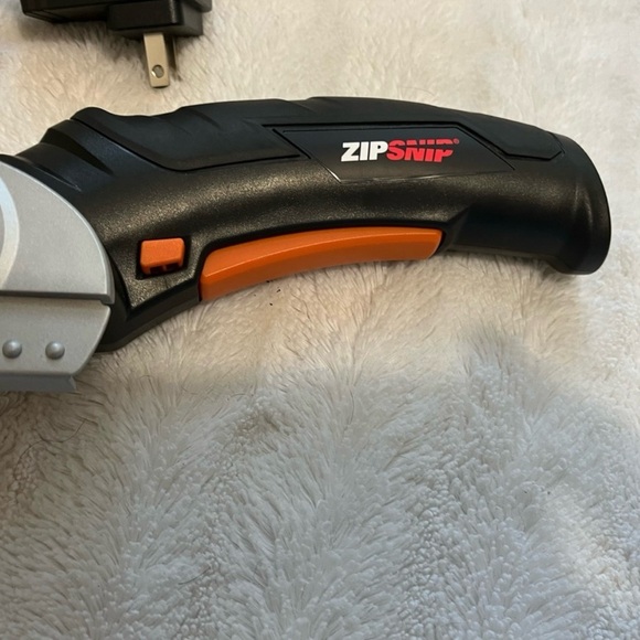 ZipSnip Electric Cutter with Chargers/ back massager for Krista - Picture 3 of 7
